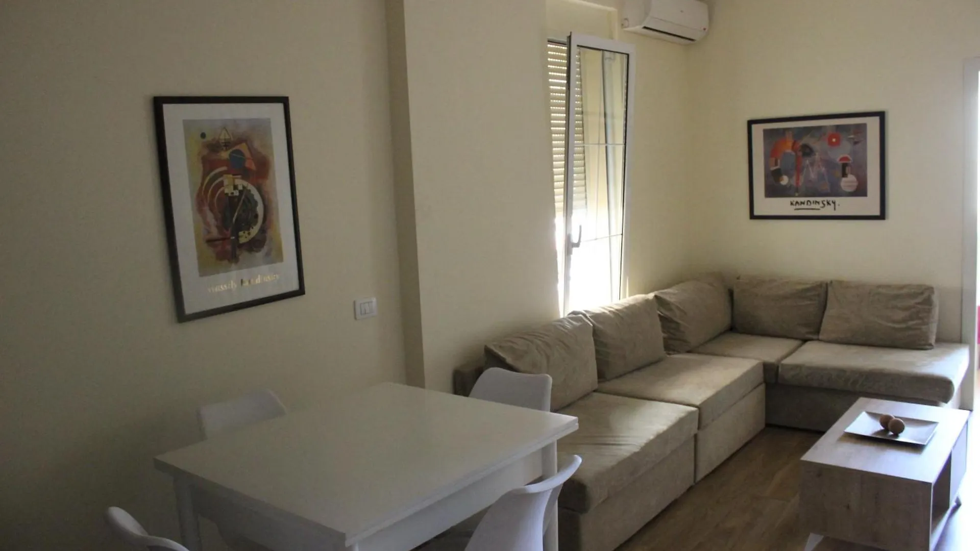 Lavandula Apartment Tirana 0*,